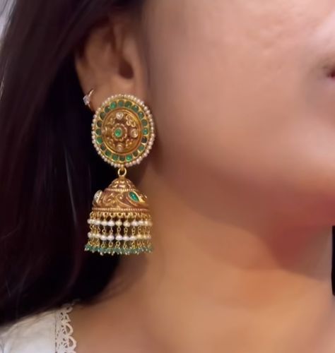 Kundan Studs Earrings Gold, Jumkis Indian Jewelry, Polki Designs, Buttalu Gold, Gold Cat Earrings, Gold Jhumkas, Vintage Indian Jewelry, Gold Earrings For Kids, Ear Tops