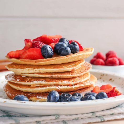 Ever wonder what goes with pancakes? Here's a list of what to serve with pancakes! These easy sides dishes will make your flapjacks complete. What To Serve With Pancakes, Easy Sides Dishes, Sides Dishes, Easy Sides, Best Side Dishes, Side Dishes Easy, Side Dishes, Pancakes, Siding