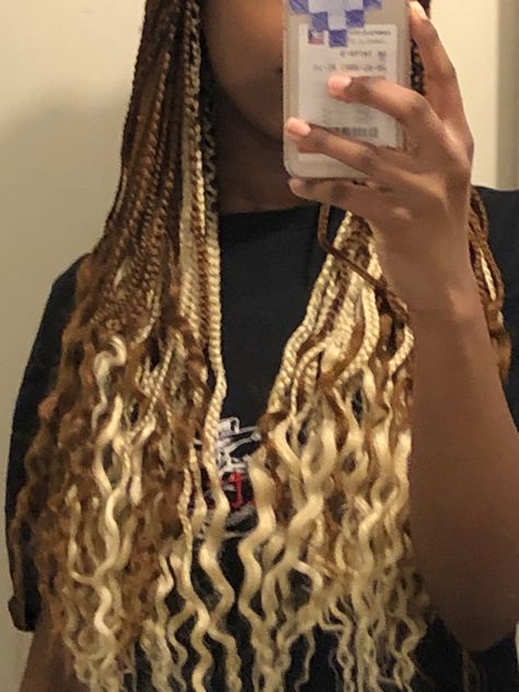 Brown Braids With Blonde Peekaboo, Dark Brown And Blonde Box Braids, Brown And Blonde Knotless Braids With Curls, Blonde And Brown Braids With Curls, Light Brown And Black Braids, Blonde And Brown Hair Color Ideas, Brown And Blonde Braids With Curls, Brown And Blonde Hair Braids, Brown And Blonde Peekaboo Braids