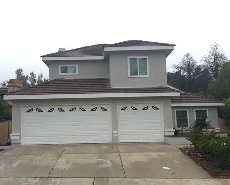 Dunn Edwards miners dust on stucco and Dunn Edwards milk glass for trim and garage doors California Farmhouse, House Paints, Exterior Updates, Grey Exterior House Colors, Stucco Colors, Paint Colors For House, Paint House, Colors For House, House Paint Color Combination