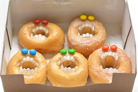 Halloween Pancakes, Halloween Pizza, Halloween Buffet, Halloween Snacks For Kids, Kids Halloween Food, Halloween Themed Food, Donuts Donuts, Halloween Donuts, Halloween Breakfast