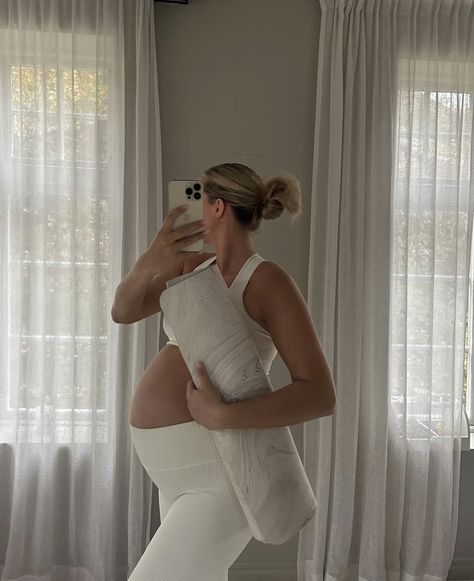 Mom Core, Pilates Fashion, Yoga For Pregnant Women, Prenatal Pilates, Pregnancy Pilates, Reformer Exercises, Exercise While Pregnant, Full Body Pilates Workout, Birkin Mom