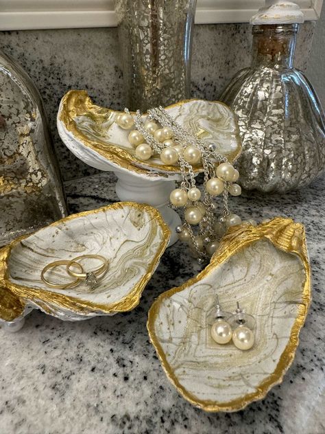 Decoupage Shells to Make Beautiful Trinket Dishes - An Organized Season Diy Oyster Shell, Oyster Shells Diy, Rope Wreath Diy, Decoupage Shells, Seashell Wall Decor, Organize Life, Diy Dish, Oyster Shell Crafts, Shells Diy