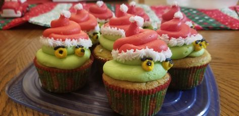 Grinch Christmas Treats, Grinch Cupcakes, Red Frosting, Treats For Christmas, Fun Holiday Desserts, Holiday Dessert Table, Christmas Pizza, Christmas Pretzels, Fun Holiday Treats