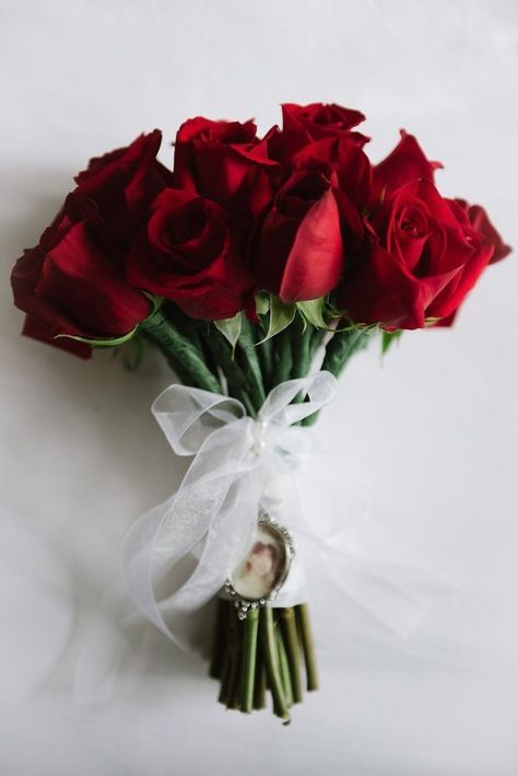 Chapel Wedding, American Rag, Buzzfeed, Iowa, Red Roses, Roses, Books, Red