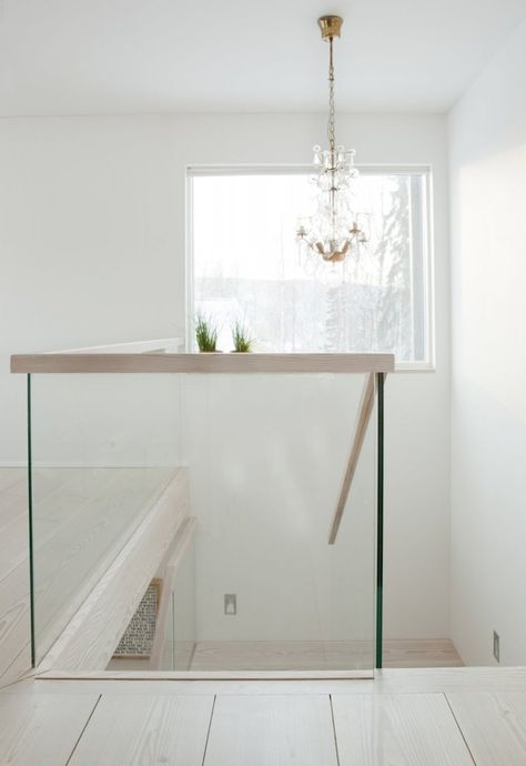 Stairs Glass Railing, Glass Handrail, Indoor Railing, Entryway Stairs, Stairs Renovation, Modern Stair Railing, Glass Railings, Foyer Ideas, House Staircase