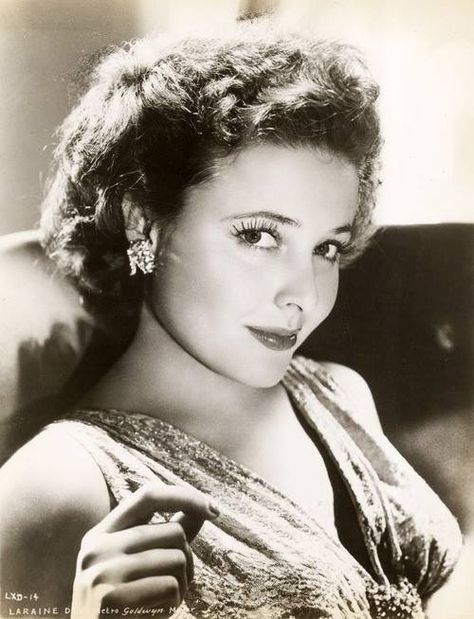 Laraine Day (October 13, 1920 – November 10, 2007) was an American actress and a former Metro-Goldwyn-Mayer contract star. In 1937, she debuted onscreen in a bit part in 'Stella Dallas'.  In 1939 she signed with MGM, and became popular and well-known as "Nurse Mary Lamont", the title character's fiancee in a string of seven "Dr. Kildare" movies beginning with Calling Dr. Kildare (1939), with Lew Ayres in the title role. Dr Kildare, Laraine Day, Vintage Hollywood Stars, Vintage Actresses, Classic Film Stars, Her Film, Movie Pins, Famous Photos, Retro Beauty