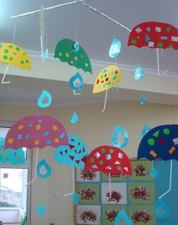 35 Creativity-Boosting Classroom Design Ideas ~ Matchness.com Høstaktiviteter For Barn, Rain Crafts, Umbrella Craft, Weather Crafts, Diy Bricolage, Bird Crafts, Autumn Crafts, Science Center, School Decorations