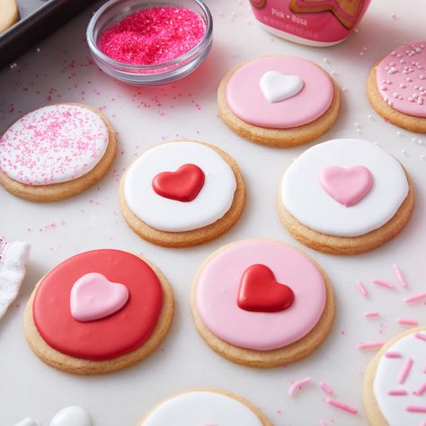 Valentine Breakfast, Valentine Goodies, Valentine Cookies Decorated, Cookies Dough, Valentines Day Sugar Cookies, Flooding Cookies, Valentine Sugar Cookies, Valentines Baking, Pink Cookies