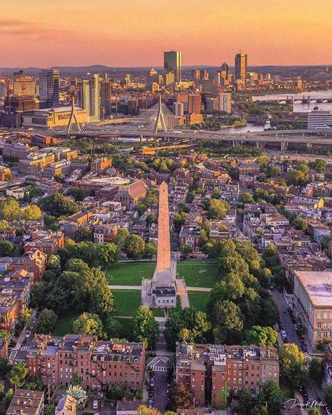 🌟Photo of the day!🌟 Today's gorgeous photo comes from: @dcmills89 Stunning capture of Boston from the Bunker Hill Monument! Selected by… Boston Vibes, Bunker Hill Monument, Boston Photography, Vermont Fall, The Bunker, Boston Skyline, Boston Travel, Cityscape Photography, New England Fall