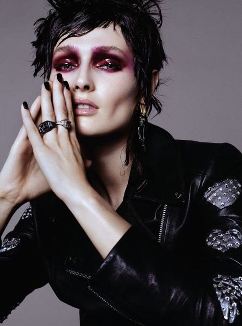 Heavy Makeup Aesthetic, Punk Makeup Looks, Grunge Editorial, Couture Editorial, Glam Rock Makeup, Stile Punk Rock, Dirty Makeup, Futuristic Makeup, Rock Makeup