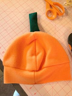 knit 'n lit: 1 Hour Pumpkin Costume: Tutorial Toddler Pumpkin Costume, Kids Pumpkin Costume, Baby Pumpkin Costume, Pumpkin Halloween Costume, Orange Fleece, Diy Costumes Kids, Costume Tutorial, Pumpkin Hat, Hat Patterns To Sew