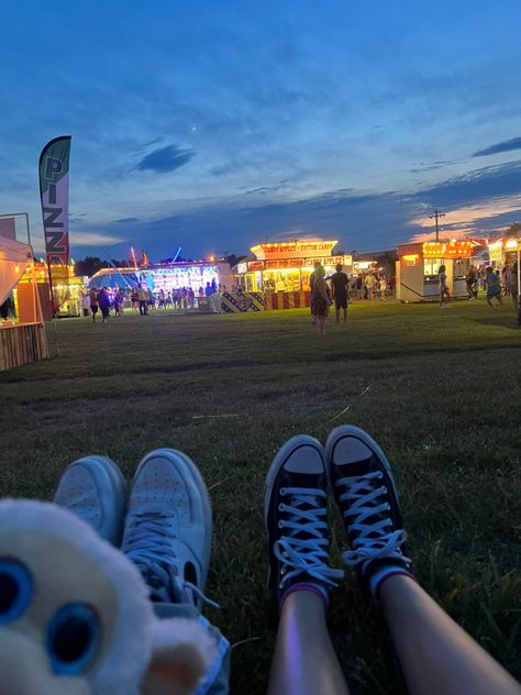 Carnival Date Night, Theme Park Date Aesthetic, Couples Amusement Park, Couple In Amusement Park, Building Legos Aesthetic Couple, Amusement Park Date Aesthetic, Theme Park Couple, Carnival Date Aesthetic, Amusement Park Couple