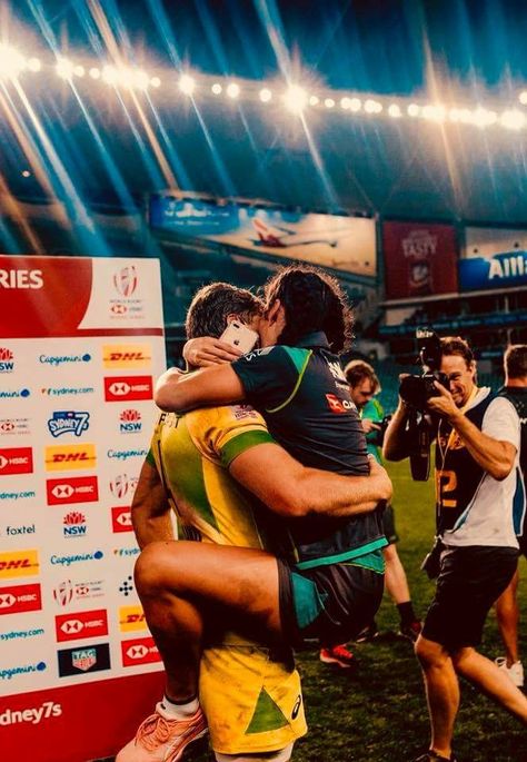 Rugby Bf And Gf Aesthetic, Rugby Wife Aesthetic, Rugby Boyfriend Aesthetic, Sport Couples Goals, Rugby Couple, Rugby Boyfriend, Rugby Girlfriend, Rugby Photos, Sport Couple