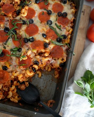 Pepperoni Pizza Bake - Macrostax Stuffed Peppers With Rice, Elbow Pasta, Turkey Pepperoni, Pizza Bake, Macro Meals, Cooking Turkey, Pepperoni Pizza, Stuffed Green Peppers, Shredded Cheese