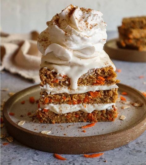 Gluten Free Vegan Carrot Cake, Oatmeal Carrot Cake, Carrot Cake Baked Oats, Carrot Cake Vegan, Oats Recipes Breakfast, Spring Time Desserts, Vegan Gluten Free Desserts, Vegan Cinnamon Rolls, Pumpkin Pie Bars