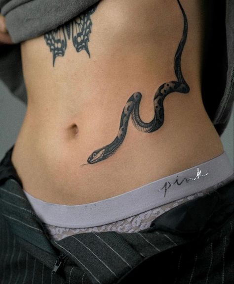 Water Snake Tattoo, Tattoo Costillas, Tattoo Snake, Serpent Tattoo, Waist Tattoos, Belly Tattoos, Belly Tattoo, Bauch Tattoos, Snake Tattoo Design