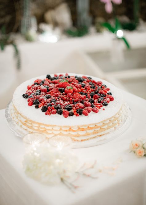 this typical Italian wedding cake was created for a romantic wedding on the Amalfi coast. it is a multi layer millefeuille filled with chantilly cream and wild berries.... mmm... so yummy!! Italian Wedding Cake, Capri Wedding, Vintage Italian Wedding, Cream Wedding Cakes, Wedding Strawberries, Italian Wedding Cakes, Dark Wedding Theme, Italian Dinner Party, Chantilly Cream