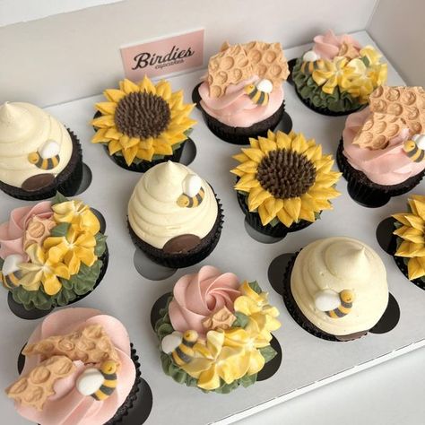 Bumble Bee Cupcakes, Wedding Shower Cupcakes, 1st Bee Day, Daisy Cupcakes, First Bee Day, Sunflower Cupcakes, Bee Cupcakes, Pastel Baby Shower, Daisy Cakes