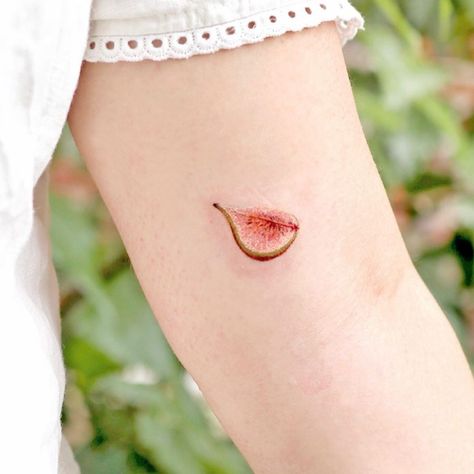 Fruits Tattoo, Ovenlee Tattoo, Fruit Tattoos, Sketch Cute, Peach Tattoo, Fruit Tattoo, Hyper Realistic Tattoo, Food Tattoos, Fig Fruit