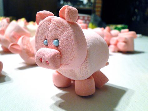 Marshmallow pig Pig Marshmallows, Marshmallow Pigs, Poptart Gingerbread Houses, Marshmallow Ideas, Piggy Party, Food Garnish, Cute Marshmallows, Pig Crafts, Just Spices