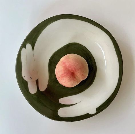 Hanna Kim, Diy Pottery Painting, Keramik Design, Pottery Crafts, Diy Pottery, Ceramics Pottery Art, Clay Art Projects, Pottery Painting, Ceramic Painting