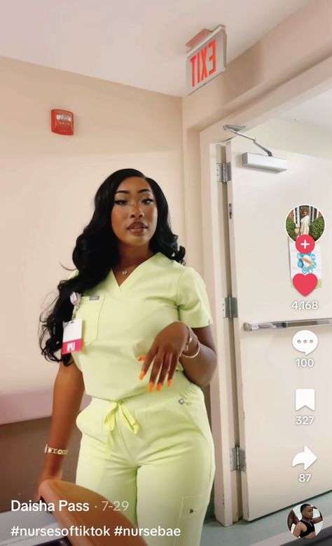 Baddie Nurse Aesthetic, Medical Photography Doctors, Nursing School Outfit Ideas, Black Nurse Photoshoot, Black Nurses Goals, Beauty Salon Uniform Ideas, Nurse Fashion Scrubs, Surgical Technologist Student, Nurse Vibes