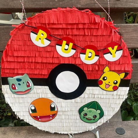 Pokeball Pinata, Pokemon Pinata, Birthday Pinata, Pokemon Diy, Piñata Ideas, Diy Pinata, Pokemon Birthday Party, Pokemon Theme, Pokemon Birthday