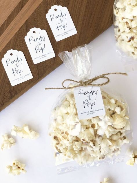 A simple yet beautiful way to thank guests at your baby shower! These "Ready to Pop" tags are the perfect addition to your popcorn favors for your bridal shower guests! Name Tag Wedding, Popcorn Baby Shower Favors, Baby Shower Popcorn, Baby Shower Favours For Guests, Winter Baby Shower Themes, Bridal Shower Tags, Pop Baby Showers, Tag Name, Baby Shower Tags