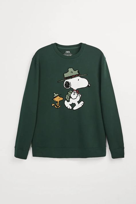 Korean Cute Outfits, Snoopy Sweater, Snoopy Collectibles, 90s Inspired Outfits, Cut T Shirt, Cut Sweatshirts, Cut Tshirt, Winter Clothes, Print Sweatshirt