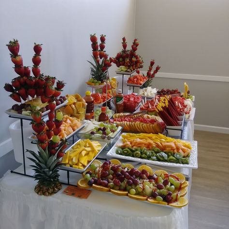 Fruit Table Birthday Party, Quincenera Snack Table Ideas, Mexican Wedding Fruit Table, Mexican Fruit Tray Ideas, Fruits And Desserts Table, Quince Fruit Table Ideas, Dessert And Fruit Table Ideas, Fruit Bar Birthday Party, Party Snacks Table Ideas