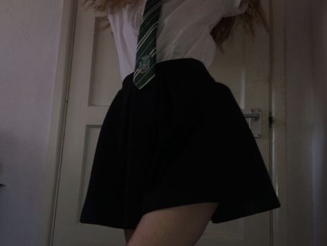 Slytherin Uniform, Harry Potter Script, Slytherin Clothes, Slytherin Outfit, Slytherin Fashion, Hogwarts Uniform, Harry Potter Tour, Stile Harry Potter, Hogwarts Outfits