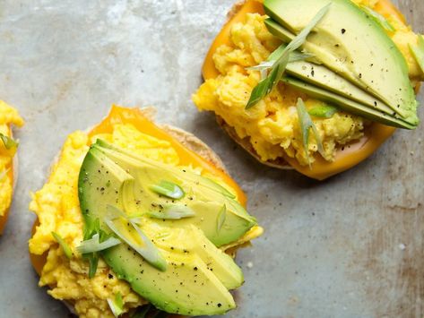 Egg And Avocado Breakfast, Scrambled Egg Sandwich, Good Morning Girl, Avocado Breakfast Sandwich, Best Avocado Recipes, Girl Breakfast, Best Egg Recipes, Best Breakfast Sandwich, Avocado Dessert