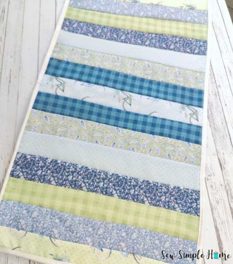 quilt as you go table runner Table Runners Diy Easy, Fabric Runner, Table Runner Diy, Puff Quilt, Basic Quilt, Quilted Table Runners Patterns, Sew Simple, Simple Sewing, Quilt As You Go