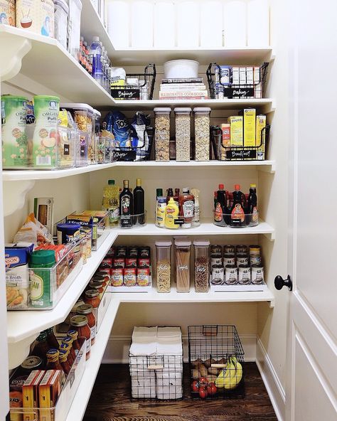 the organized pantry of our dreams  View entire slideshow: Genius Organizing Products on http://www.stylemepretty.com/collection/4768/ Open Pantry, Diy Pantry Organization, Organiser Cucina, Pantry Laundry, Pantry Room, Organized Pantry, Pantry Makeover, Pantry Shelving, Pantry Closet