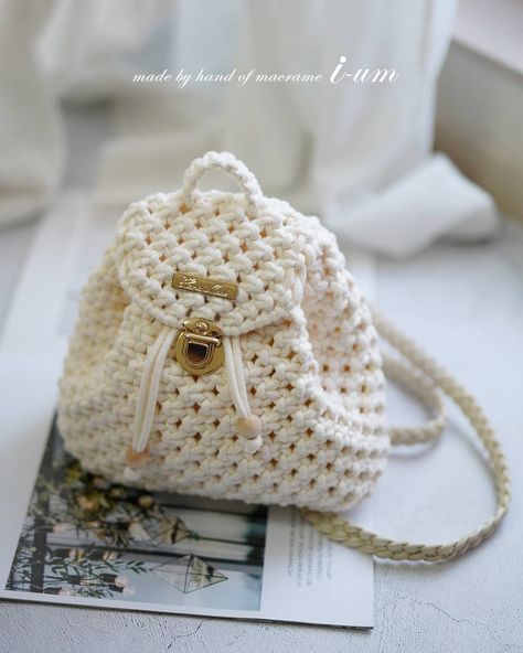 Macrame Backpack, Simpul Makrame, Macrame Wall Hanging Diy, Bag Designs, Crochet Clothing And Accessories, Macrame Patterns Tutorials, Macrame Bag, Macrame Art, Macrame Design