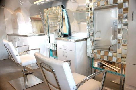 They Turned An Airstream Into a Hair Salon on Wheels Salon Trailer, Mobile Hair Salon, Mobile Beauty Salon, Remodel Mobile Home, Airstream Remodel, Airstream Interior, Mobile Beauty, Mobile Home Living, Hair Salon Decor