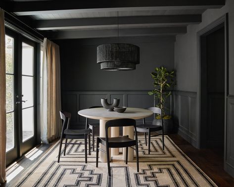 Dark Painted Walls, Dining Room Wainscoting, Lulu And Georgia, Dining Room Inspiration, Dining Room Design, Decoration Design, Dining Room Decor, Design Decor, Home Inspo