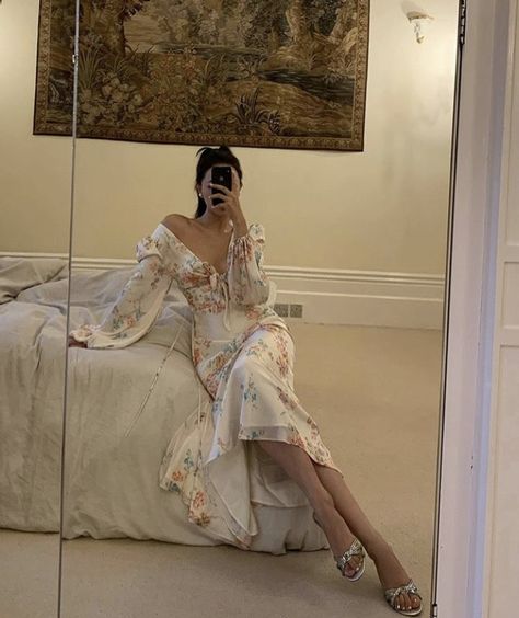 Art | Vintage look | Mirror selfie pose | White dress Vintage Mirror Selfie, Mirror Pose, Mirror Poses, Selfie Pose, Mirror Selfie Poses, Vintage Mirror, Selfie Poses, Shoot Ideas, Art Vintage