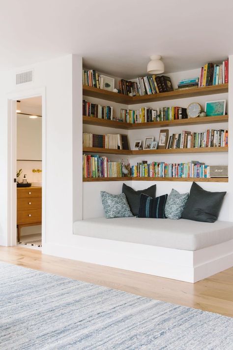 Corner Bookshelves, Built In Seating, Wall Bookshelves, Diy Casa, Ideas Hogar, Bookshelves Diy, Diy Decorating, Diy Decorations, Hus Inspiration