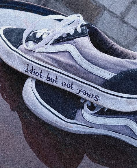 Converse Writing On Shoes, Converse Writing, Converse Quotes, Ellacore Aesthetic, Converse Ideas, Doodle Shoes, Diy Converse, Sharpie Shoes, Alt Shoes