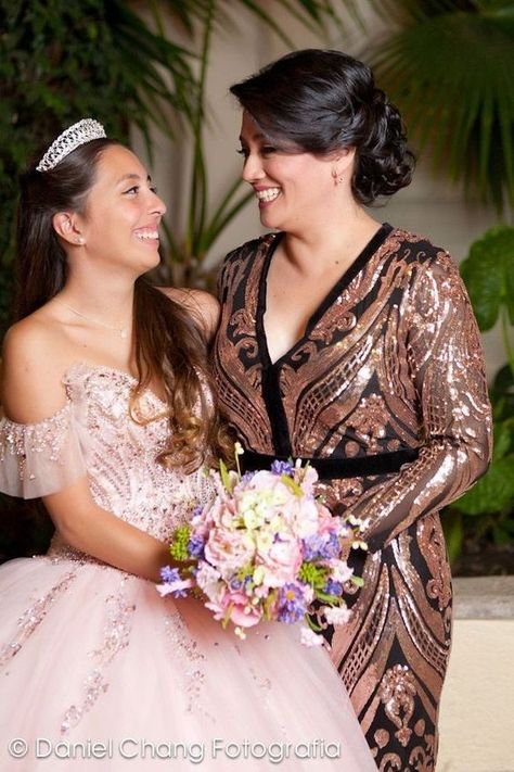 Quinceanera Family Pictures, Quince Picture Ideas, Quinceañera Photoshoot, Quinceañera Photoshoot Ideas, Quince Photoshoot Ideas, Quince Pictures, Quinceanera Pictures, Quinceanera Photoshoot, Sweet 16 Photos