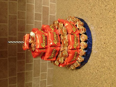 Reese's peanut butter cup cake Reeses Cake, Birthday Candy Bouquet, Reeses Candy, Candy Bar Cake, Reese's Peanut Butter Cup, Candy Arrangements, Candy Gift Baskets, Candy Birthday Cakes, Candy Birthday