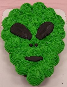 Alien Cake Alien Cupcakes, Alien Birthday Party, Alien Cake, Pull Apart Cupcake Cake, Alien Party, Pull Apart Cake, Alien Halloween, Alien Spacecraft, Pull Apart Cupcakes