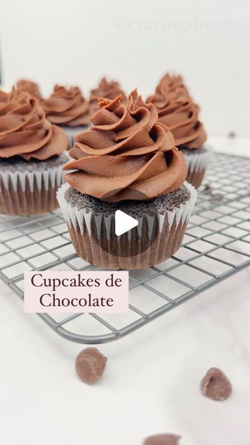 Xio 🙋🏻‍♀️ | Recetas fáciles - Pastry & Cakes on Instagram: "Esta es la mejor receta de cupcakes de chocolate que hayas probado. Son húmedos, esponjosos y chocolatosos. Son una delicia!

INGREDIENTES
Cupcakes - Ingredientes secos
130g Harina todo uso
205g azúcar granulada
40g cocoa sin endulzar
3/4 cdta bicarbonato de sodio
1/4 cdta polvo de hornear
1/2 cdta sal

Cupcakes - Ingredientes húmedos
1 huevo grande a temperatura ambiente
120ml leche entera a temperatura ambiente + 1/2 cda vinagre (buttermilk)
120ml café caliente
1 cdta vainilla
70ml aceite canola o vegetal

Rinse para 12-14 cupcakes 
Hornear a 325F por 20 minutos 

Nota: 
1-Usa una cuchara para helado para llenar los capacillos, llenando cada capacillo 2/3 de su capacidad (no los llenes demasiado).

2-No sobre hornear los cupca Buttermilk, Cocoa, Cupcake, On Instagram