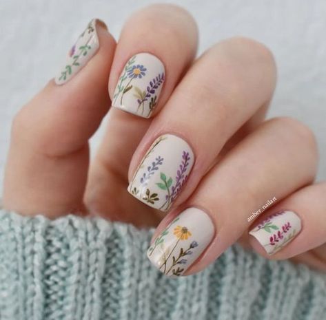 Minimalist Floral Nail Art, Formal Nails Ideas, Wildflower Nails Wedding, Wildflower Wedding Nails, Cool Nail Inspo Spring, Wildflower Nail Designs, Nail Art Ideas For Short Nails, Wildflower Nail Art, Short Nails With Flowers