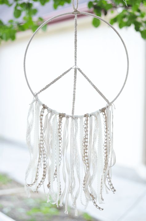 Macrame Peace Sign Craft Tutorial – Make Your Own Macrame Peace Sign, Market Cart, Ring Macrame, Yarn Hanging, Puff Quilt, Dream Catcher Craft, Rainbow Ribbon, Happy Hippie, Metal Craft