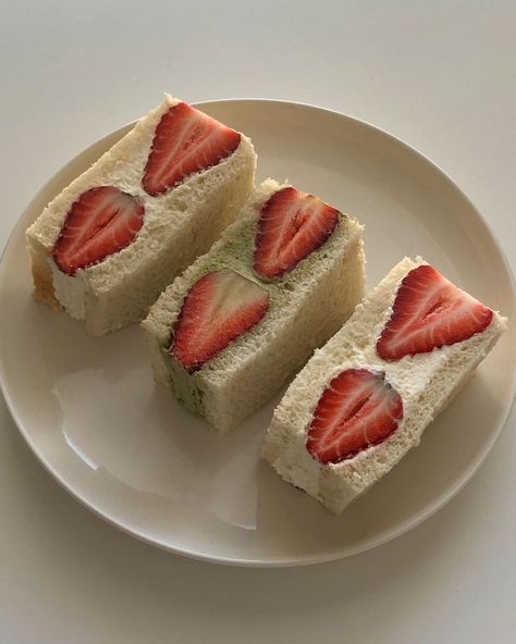 Korean Strawberry Sandwich, Strawberry Sando Recipe, Strawberry Sando Aesthetic, Strawberry Sando, Japan Strawberry Sandwich, Aesthetic Baking, Pretty Aesthetic, Cream Sandwich, Food Inspo