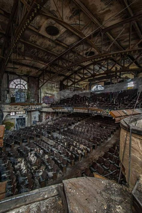 Apocalypse Landscape, Skater Vibes, Abandoned Hotels, Abandoned City, Church Aesthetic, Old Abandoned Buildings, Abandoned Asylums, Abandoned Church, Forgotten Places