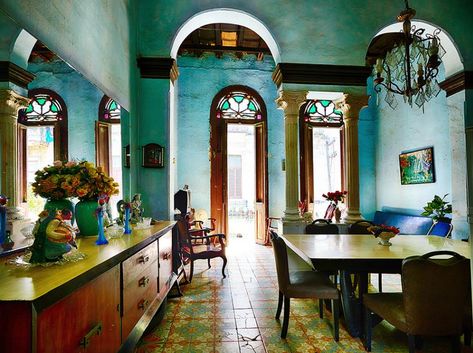 The Grandeur of Old Havana Interiors - Joelle Magazine Cuba Style, Caravan Kitchen, Cuban Decor, Havana House, Interior Design News, Global Decor, Caravan Interior, Casas Coloniales, Style Living Room